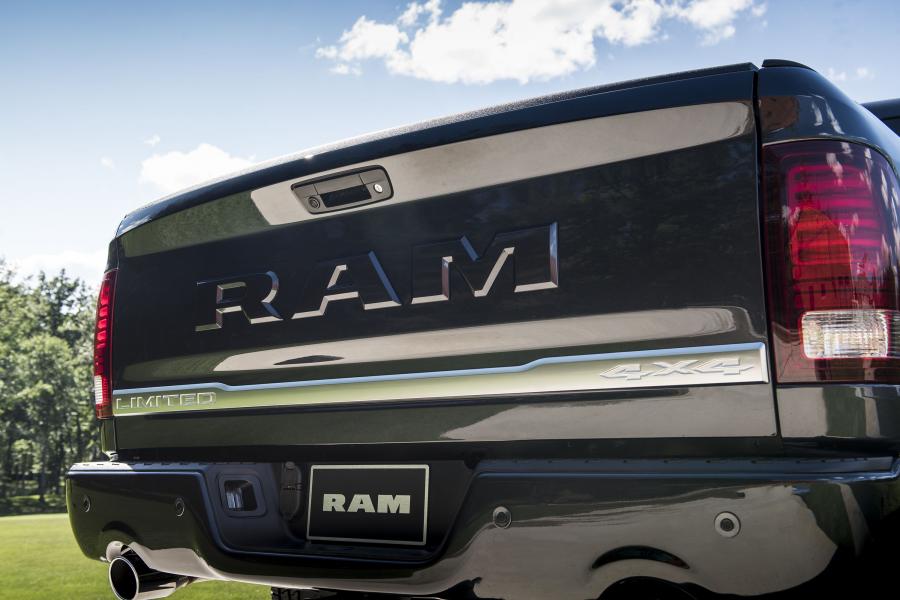 Логотип Dodge Ram 1500 Limited Tungsten Edition Crew Cab 2017 года  (фото 10 из 26)